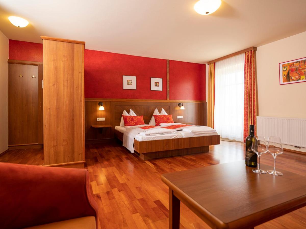 Hotel Neustifter Poysdorf Bagian luar foto