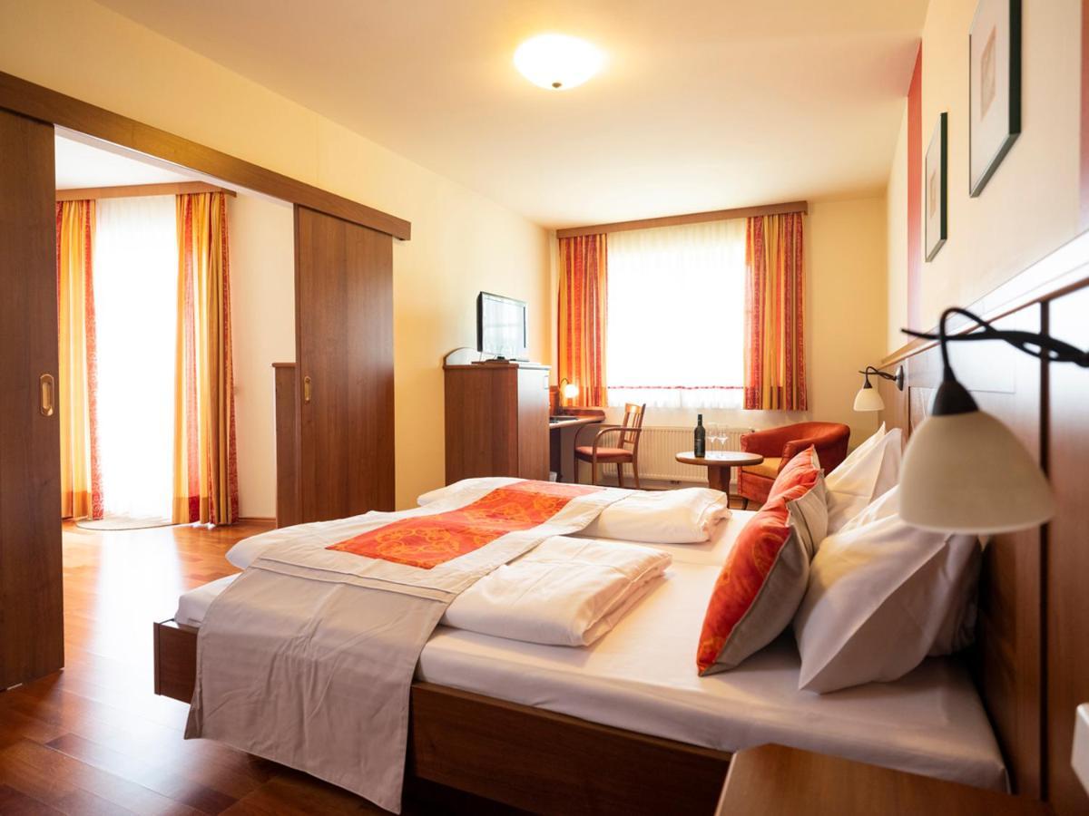 Hotel Neustifter Poysdorf Bagian luar foto