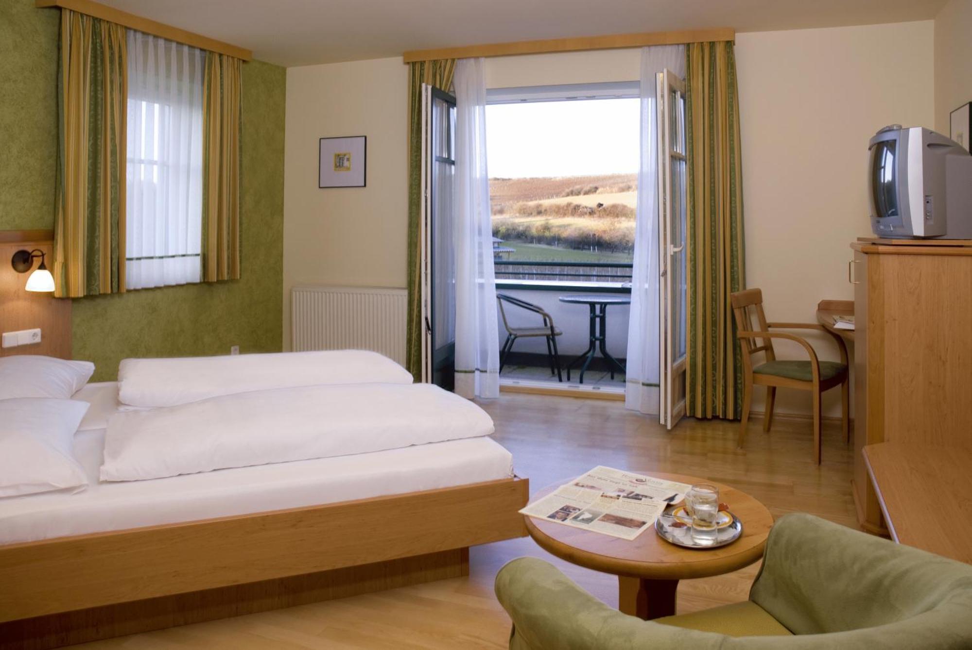 Hotel Neustifter Poysdorf Bagian luar foto