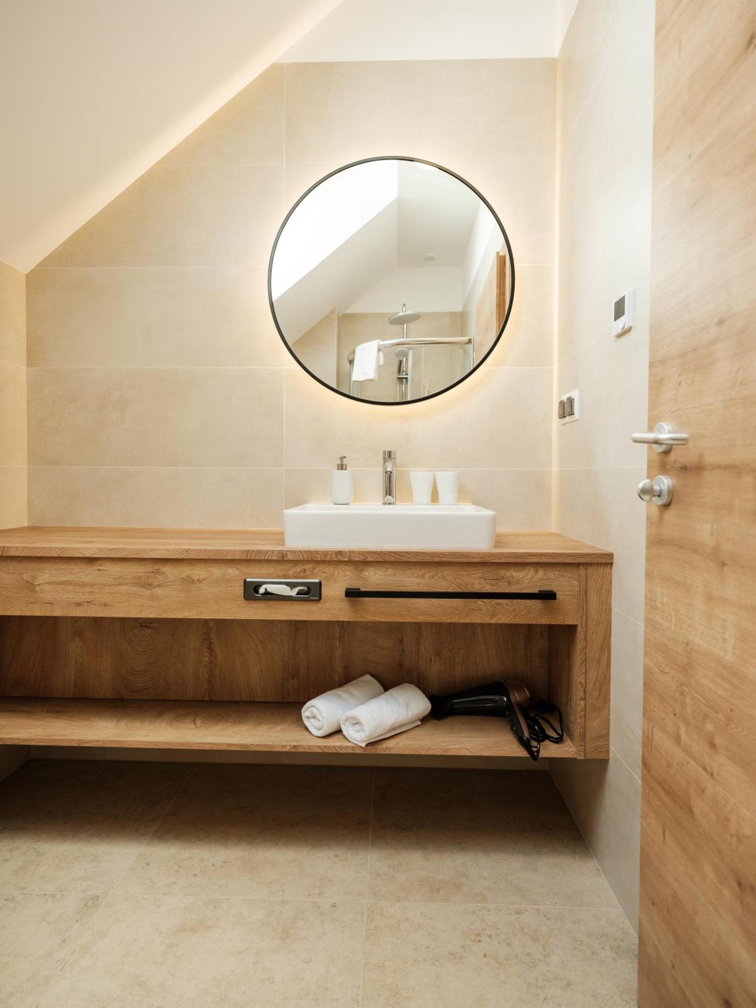 Hotel Neustifter Poysdorf Bagian luar foto