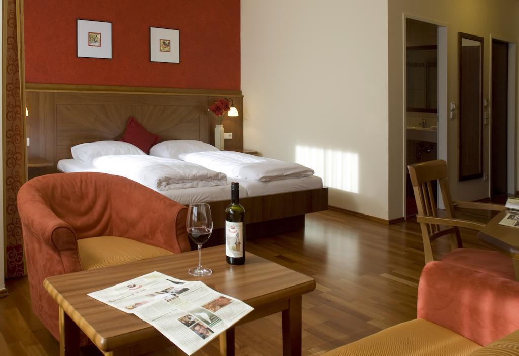 Hotel Neustifter Poysdorf Bagian luar foto