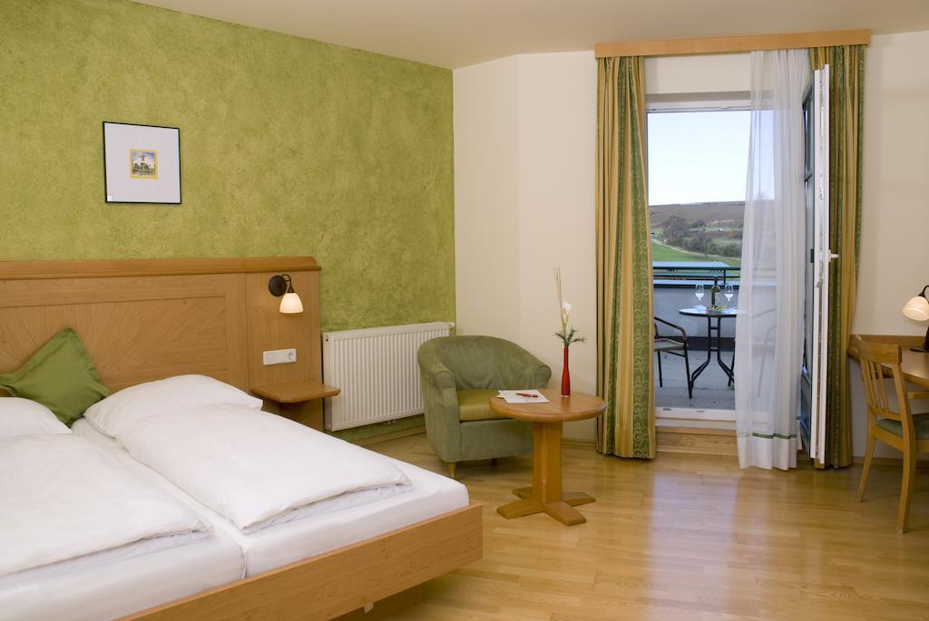 Hotel Neustifter Poysdorf Bagian luar foto
