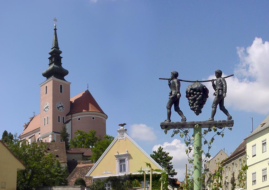 Hotel Neustifter Poysdorf Bagian luar foto