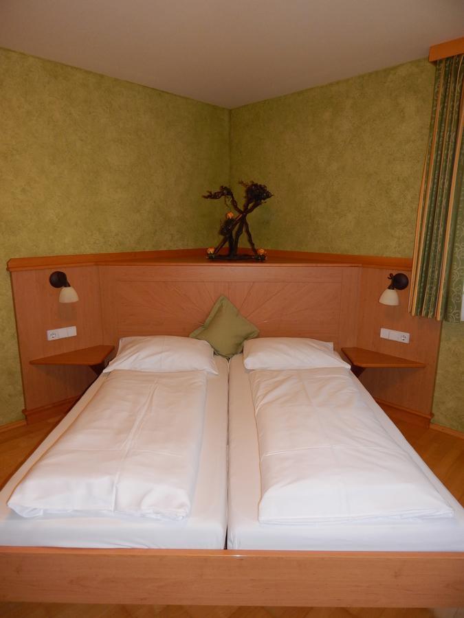 Hotel Neustifter Poysdorf Bagian luar foto