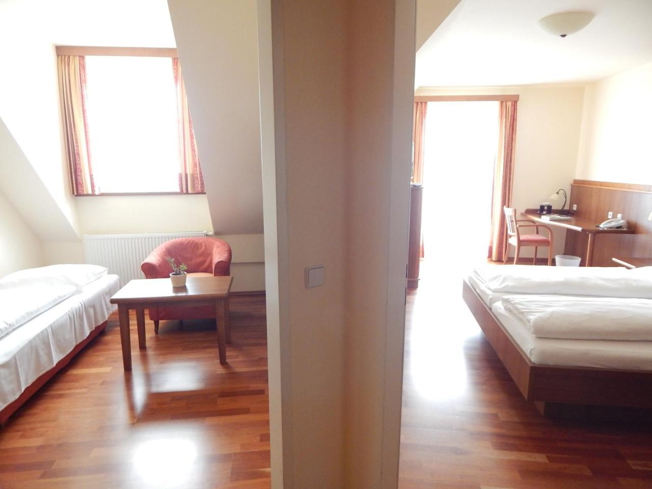Hotel Neustifter Poysdorf Bagian luar foto