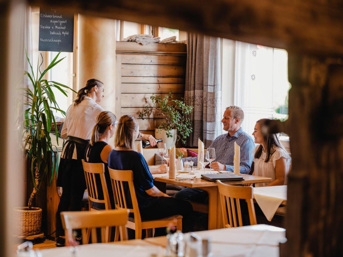 Hotel Neustifter Poysdorf Bagian luar foto